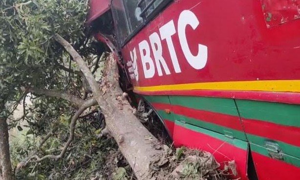 বিআরটিসি বাসের ধাক্কায় ভ্যান যাত্রী নিহত, আহত ১